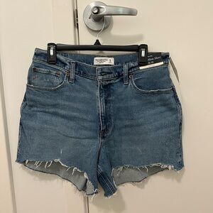 NWT Abercrombie 4” Mom Short